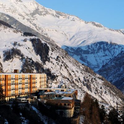 Village Club du Soleil Orcières ligt aan de rand van het Parc National des Ecrins en wordt omgeven door besneeuwde toppen van meer dan 3000 meter. Zowel de piste als het centrum liggen op 300 meter afstand. Wanneer je de kids een geweldige tijd wil laten beleven en zelf wil ontspannen ben je hier aan het juiste adres. Zowel ontbijt