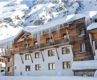 perfect als je je skivakantie wilt combineren tussen ontspanning en vermaak. Zo ligt het centrum van Val-d'Isere op ca. 500 meter afstand en bereik je de besneeuwde pistes op ongeveer 1 kilometer afstand. Alle appartementen en studio's zijn ruim en comfortabel ingericht