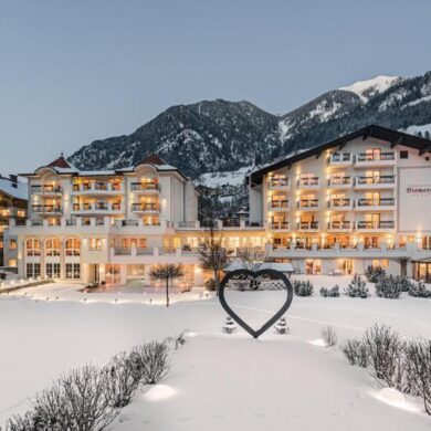 Op zoek naar een ultieme wintersportvakantie in het hart van de Oostenrijkse Alpen? Dan is het 4*S Hotel Bismarck in Bad Hofgastein de perfecte keuze! Dit charmante hotel combineert authentieke stijl met moderne faciliteiten en ligt direct aan de piste