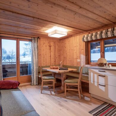 twee slaapkamers en een moderne badkamer.