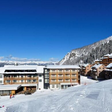 Omgeven door de Alpen en direct aan de piste in het skigebied Nassfeld ligt het moderne Almhotel Kärnten. Alle kamers en suites zijn in sfeervolle alpine stijl ingericht en voorzien van een comfortabele badkamer. In het restaurant met uitzicht op de piste staat 's morgens een uitgebreid ontbijtbuffet voor je klaar en wordt er 's avonds een heerlijk 4-gangen diner geserveerd.