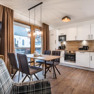 nieuw complex met een geweldige ligging en een panoramisch uitzicht. Dit sfeervolle complex biedt je naast luxe studio's en appartementen en een fantastisch uitzicht ook een gezellige bistro waar je kunt ontbijten. Alle studio's en appartementen zijn ruim & verzorgd  ingericht . Daarnaast beschikken alle appartementen over een mooie kitchenette en een balkon of terras met uitzicht op de prachtige omgeving.</p><p>AlpenParks Hotel & Apartment Montana ligt in Matrei in Oost-Tirol