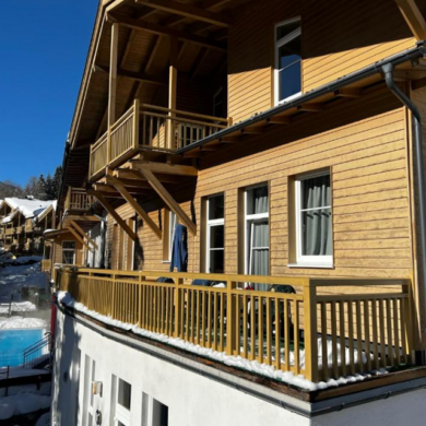 open haard en 1 of 2 aparte slaapkamers. Daarnaast beschikken alle appartementen over een balkon of terras met uitzicht op de prachtige omgeving. De studio's en appartementen zijn verdeeld over verschillende chalets