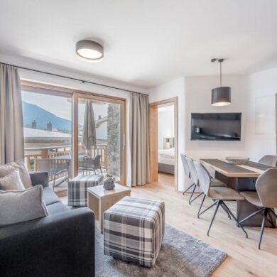 stijlvolle appartementen voor wie graag geniet van extra ruimte en privacy. Elk appartement is volledig uitgerust en heeft een eigen balkon waar je kunt ontspannen en genieten van het schitterende uitzicht op de Alpen. Met de skipiste op loopafstand en een skibus die op slechts 50 meter afstand stopt