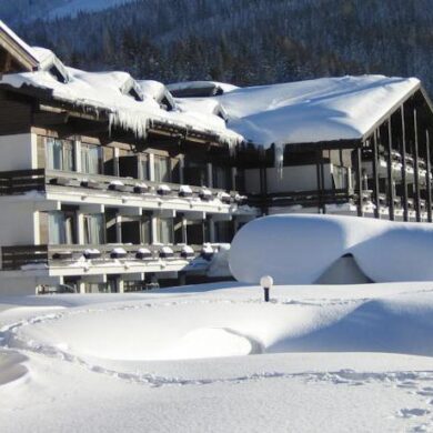 Het fantastische Aparthotel Marco Polo Alpina ligt op een unieke locatie in Hinterthal (8 km van Maria Alm) midden in het betoverende berglandschap van de Hochkönig. Alle comfortabele studio's en appartementen beschikken elk over een kitchenette en een balkon of een terras. De skibus