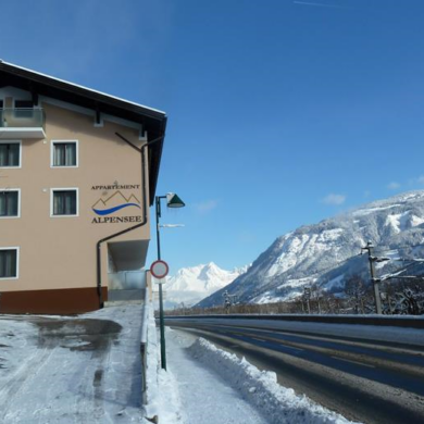 De verzorgde appartementen Alpensee liggen op een rustige locatie in Zell am See. Het bruisende centrum vind je op 700 meter afstand en de skilift op 400 meter afstand. De skibus die voor de deur stopt