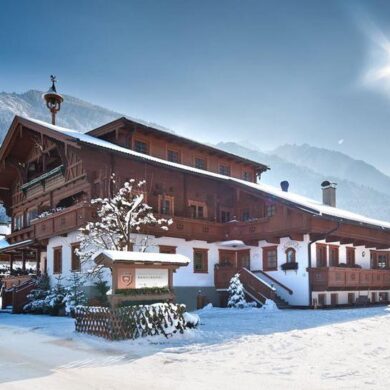 Aan de rand van het centrum van Mayrhofen vind je het luxe BRUGGER Aparthotel. Dit prachtige complex ligt precies tussen de Penkenbahn en de Ahornbahn in