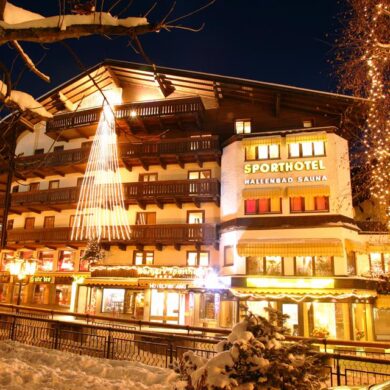 Ben je op zoek naar een comfortabel hotel dat ook nog eens op een toplocatie ligt? Dan ben je bij Berger's Sporthotel aan het juiste adres! Het hotel ligt in het centrum van Saalbach en slechts 50 meter van de Schattberg-Express lift af. Vanaf hier kun je het uitgebreide skigebied ontdekken. Alle kamers zijn comfortabel ingericht en bevinden zich of in het hoofdgebouw of in het tegenover gelegen bijgebouw. <br /><br />Na een hele dag sneeuwpret kunt je lekker gebruikmaken van de wellnessruimte. Ontspan je spieren in de sauna of trek