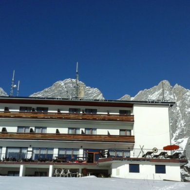 Op een prachtige locatie in Ramsau am Dachstein ligt Berghotel Dachstein. Met de skilift op slechts 20 meter afstand is dit een ideale uitvalsbasis voor je skivakantie!