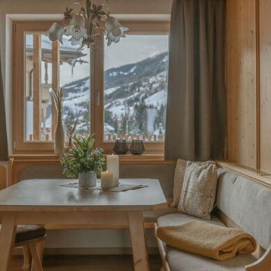 maar direct tegenover de Isskogelbahn liggen de prachtige appartementen van Boutique Aparthotel Fräulein Nannerl  Je hoeft alleen maar de weg over te steken om 's morgens de skilift in te stappen. Alle appartementen ruim en ze zijn allemaal luxe en modern ingericht. Daarnaast beschikken alle types over een moderne keuken en een gezellige woon/eetkamer. Het centrum van Gerlos