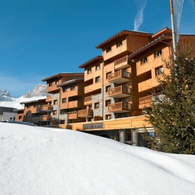 Boutique Résidence CGH Le Névada vind je ruimte en luxe. Deze mooie résidence ligt direct in het gezellige centrum van Tignes Val Claret. Bij de bouw van de appartementen is veelvuldig gebruik gemaakt van hout