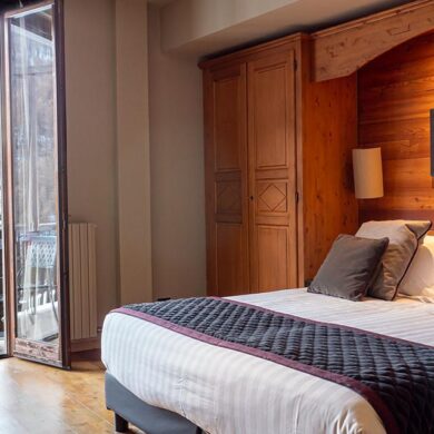 maar de lift is ook met de skibus te bereiken. De hotelkamers bieden veel comfort en ontspannen gaat je gemakkelijk af. Er is gebruik gemaakt van hout en steen wat zorgt voor een gezellige inrichting in alpenstijl. </p><p>Na een lekker uitgebreid ontbijt ben je klaar de pistes op te gaan. Overdag geniet je van prachtige afdalingen in een mooie omgeving. Het is na veel actie dan ook heerlijk thuiskomen in het hotel. De openhaard staat aan