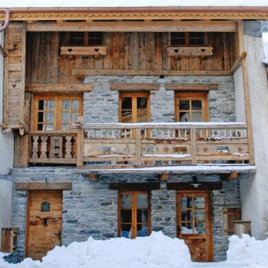 Chalet Champagny is een ruim chalet met een sfeervolle inrichting. Het combineert de traditionele stijl van veel hout en natuursteen met moderne en luxe aspecten. In een gedeelte van het chalet worden je voeten zelfs verwend door vloerverwarming! De skibus brengt je op vertoon van je skipas naar het centrum en de lift