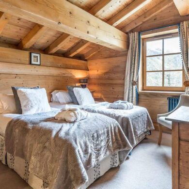 massief eiken vloeren en een stijlvolle combinatie van antiek en eigentijds meubilair. Chalet Davos is geschikt voor maximaal 10 personen en beschikt over 4 prachtige slaapkamers