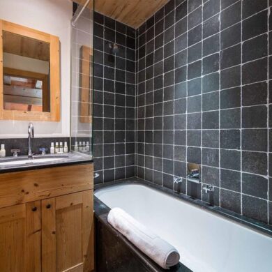 die allemaal een eigen badkamer hebben. Daarnaast beschikt dit mooie chalet ook nog over een eigen bioscoopzaal en een overdekte jacuzzi met uitzicht op het dal! </p>