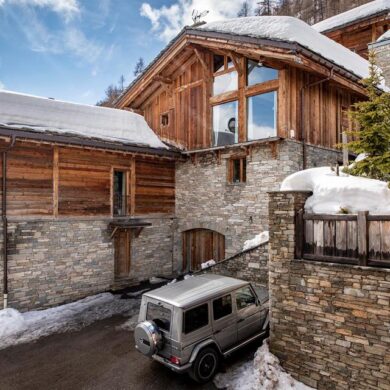 Chalet Denali is een sfeervol en authentiek chalet gelegen in een rustige omgeving net buiten Val d'Isere. Het wordt omringd door een mooie winterse omgeving met uitzicht over de vallei. Iedere ochtend is het een klein stukje rijden met de auto naar de skilift. In Chalet Denali kun in alle rust genieten van een welverdiende wintersportvakantie met het hele gezin of groep vrienden.Het chalet heeft een warme uitstraling doordat er veelal gebruik is gemaakt van hout. Je voelt je hier gelijk thuis! Kruip gezellig voor de grote open haard na een intensieve dag skiën en warm even op of drink gezellig een drankje met elkaar in de ruime woonkamer met adembenemend uitzicht. Er zijn 4 slaapkamers met ieder een eigen badkamer. In de grote open keuken maak je de lekkerste gerechten klaar om vervolgens met de hele club uitgebreid te gaan eten aan de lange eettafel.