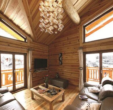 traditionele houten balken. Het moderne interieur en de privé spa maken het plaatje helemaal af. Het chalet is gelegen in het hogere gedeelte van Les Deux Alpes en op slechts 50 meter van de piste. Op het riante balkon kun je van de avondzon en het spectaculaire uitzicht genieten met een goed glas rode wijn.<br /><br />Het luxe chalet is voorzien van alle gemakken. Zo is er een fijne lounge hoek met gezellige houtkachel en een prachtige grote open keuken. Hier kun je voor het hele reisgezelschap jouw culinaire hoogstandjes klaarmaken. In de privé spa