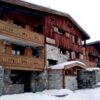 Chalet Neve is een gezellige chalet in de wijk Tignes Lavachet. Het chalet is gebouwd met natuurlijke materialen en heeft een warme uitstraling. De appartementen zijn ruim en comfortabel en bieden een prachtig uitzicht op de bergen. Het chalet ligt op slechts 100 meter van de piste en de stoeltjesliften Chaudannes en Pâquis. Zo ben je binnen no time op de pistes van het sneeuwzekere en moderne Espace Killy skigebied. Na een dag skiën kom je heerlijk tot rust in de sauna of hot tub. In de directe omgeving van het chalet vind je een supermarkt