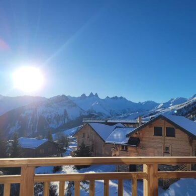 In La Toussuire bevindt zich Chalet Skiopied. Een modern en kleinschalig wintersportadres waarvandaan je zo de berg afglijdt. Eenmaal beneden kun je de lift pakken om verder het gebied in te trekken. Ontdek Les Sybelles met meer dan 300 kilometer aan piste