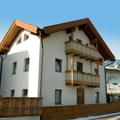 Chalet Villa Laura ligt zeer centraal en is ideaal voor de wintersporter die graag alles binnen handbereik heeft. De appartementen van Chalet Villa Laura liggen in het gezellige centrum van Kaltenbach. De appartementen zijn zeer comfortabel en luxe ingericht en voorzien van een gezellige en een complete woonkeuken. De skilift vind je op slechts 100 meter afstand en bij voldoende sneeuw