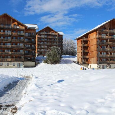 Chalets de SuperD is een groepje grote chalets op korte loopafstand van het centrum van Superdévoluy. De skilift Jas ligt op slechts 200 meter