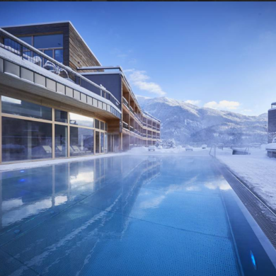 vind je Das Kronthaler. In dit luxe ski-in/ski-out hotel vind je ruime kamers en een uitgebreid spa-centrum met een groot binnen- en buitenzwembad