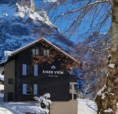 <p><span>Eiger View Alpine Lodge ligt op een fantastische plek. Vanuit het hotel heb je uitzicht op </span><span>éé</span><span>n van de mooiste plekken van de Alpen: op de Eiger en de omliggende bergen. </span></p><p><span>De lodge ligt hoog boven Grindelwald