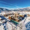 Ontdek de ultieme luxe in het Falkensteiner Hotel Kronplatz. Dit vijfsterrenhotel krijgt niet voor niets ons Excellent label. Het is dé perfecte plek voor jouw wintersport midden in de Italiaanse Dolomieten. De directe toegang tot de skiliften en de expertise van het professionele skiteam zorgen voor een onberispelijke wintersportervaring. De ruime kamers en suites