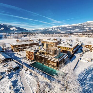 <p>Ontdek de ultieme luxe in het Falkensteiner Hotel Kronplatz. Dit vijfsterrenhotel krijgt niet voor niets ons Excellent label. Het is dé perfecte plek voor jouw wintersport midden in de Italiaanse Dolomieten. De directe toegang tot de skiliften en de expertise van het professionele skiteam zorgen voor een onberispelijke wintersportervaring. </p><p>De ruime kamers en suites