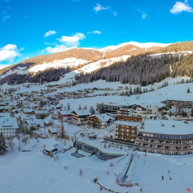 Family Resort Rainer ligt vlak bij de skilift en niet ver van het centrum. De moderne suites en kamers bieden een comfortabele plek om te ontspannen na een dag op de berg en in de sneeuw. Voor de jongste gasten is er een mini club waar zij zich kunnen vermaken met diverse activiteiten. Daarnaast biedt de wellnessruimte een breed scala aan faciliteiten