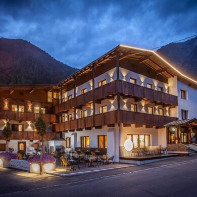 Een heerlijke vakantie met het hele gezin in Oostenrijk? Wij bieden je graag First Mountain Hotel Ötztal. Dit sfeervolle driesterrenhotel ligt vlakbij het centrum van Gries. Hier vind je enkele restaurantjes en winkels. Op circa 10 minuten met de auto bereik je het centrum van Längenfeld met haar bezienswaardigheden. Het hotel beschikt over een eigen skibus die je in korte tijd 's morgens naar de skilift brengt. In Hotel Ötztal verblijft u op basis van volpension