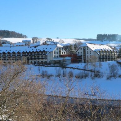 Als je op zoek bent naar een mooi hotel middenin een natuurgebied dan ben je bij Göbels Seehotel Diemelsee aan het perfecte adres! Dit elegante hotel ligt direct aan het meer Diemelsee en wordt omringt door prachtige bossen en bergen die een perfecte locatie bieden voor hikes en nordic walking. Het skigebied van Willingen bevindt zich op 17 kilometer van het hotel