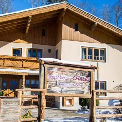 Aan de rand van het centrum van Wagrain vind je het sfeervolle Chalet Grafenberg. Dit knusse chalet ligt direct naast de gondel en bestaat uit 2 ruime 6-kamerappartementen.  Bij de bouw & inrichting van het chalet zijn zoveel mogelijk ruwe materialen en natuurlijke kleuren gebruikt