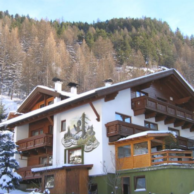 Het door een familie gerunde Haus Stefan Klotz ligt in de wijk Granbichl. Het centrum op slechts Sölden vind je al op 200 meter afstand. De skibus stopt direct voor de deur en brengt je in een paar minuten naar de op 800 meter liggende skilift. Leuke winkels en restaurants liggen op loopafstand.  .De appartementen zijn gezellig ingericht en beschikken over een woonkeuken