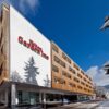 In het bruisende centrum van Davos ligt hotel Hilton Garden Inn. Dit hotel biedt alles voor een uitgeruste wintersportvakantie. Voor het ontbijt en het avond wordt namelijk gezorgd en na het skiën kun je nog gezellig een drankje drinken aan de bar. De Schatzalpbahn ligt op z'n 800 meter van het hotel vandaan en brengt je binnen enkele minuten naar de top van SlowMountain Schatzalp-Strela. De kamers zijn in stijl met de rest van het hotel modern ingericht. Vanaf het balkon heb je een prachtig uitzicht op de bergen en kijk je uit op Davos. Bij binnenkomst kom je gelijk terecht in een gezellig lobby waar je aan het einde van de dag nog een gezellig drankje kunt drinken en even opwarmt bij de open haard. Mocht je na een lange dag op de skipistes nog energie over hebben