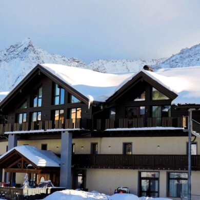 Hotel Adamello is een gezellig familie hotel gelegen op slechts 300 meter van zowel de piste als het centrum. De skibus halte ligt voor het hotel wat betekent dat lang lopen met jouw skimateriaal er deze vakantie niet bij is. Je verblijft hier op basis van halfpension