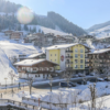 Selections Hotel Almrausch een ideaal hotel voor de sportieve wintersporter! Dit populaire familiehotel is onlangs geheel gerenoveerd met als resultaat een schitterend modern viersterrenhotel. Je kunt vanuit het hotel zo de skilift instappen om het hele Skicircus skigebied te gaan ontdekken.De kamers van Hotel Almrausch zijn ruim en met vrolijke kleuren ingericht. Ze beschikken allemaal over een fijne zithoek