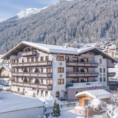 Hotel Alphof is een authentiek Oostenrijks en zeer familievriendelijk hotel op slechts 50 meter van het pittoreske centrum van Fulpmes. De skilift ligt op 800 meter en de skibus die voor de deur van het hotel stopt