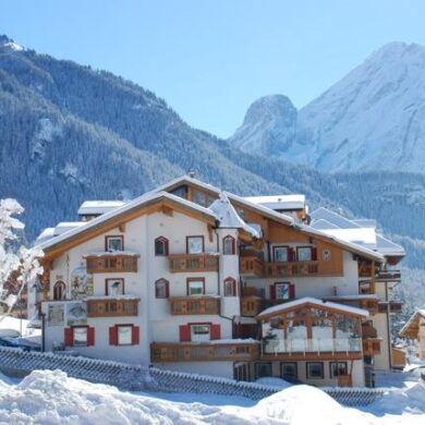 Hotel Andreas ligt centraal in Canazei op 300 meter van het centrum en met de skibushalte voor de deur. Die brengt je binnen no-time bij de lift