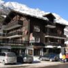 Hotel Bergheimat ligt op een fijne plek in Saas-Grund. Namelijk in het centrum en vlak bij de piste en de skilift. Je kunt dus optimaal genieten van een welverdiende wintersportvakantie. Voor het ontbijt en diner wordt gezorgd en voor een lekker drankje ga je naar de bar. Daar komt nog bij dat je ook kunt relaxen in de sauna of een duik in het zwembad kunt nemen!