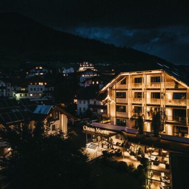 Het luxe en authentieke Hotel Chesa Monte ligt in het centrum van Fiss en op loopafstand van de piste & de lift. Het hotel beschikt over een grote spa van 500 m² en een verwarmd binnenzwembad. De luxe spa biedt onder andere een bloesemaroma-sauna