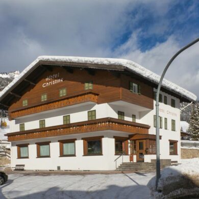 Hotel Christine ligt aan de rand van het centrum in Campitello. De halte van de skibus vind je al op 20 meter afstand van het hotel vandaan. Pak hier de bus om bij de dichtstbijzijnde skilift te komen. Het gezellige centrum met leuke winkels