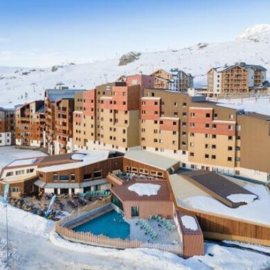 Het leuke familiehotel Club MMV Les Bergers ligt op nog geen 100 meter van de piste vandaan. Ook het gezellige centrum is te voet te bereiken. Hier vind je allerlei leuke winkels