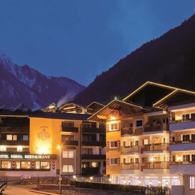 Hotel Eberl is een authentiek onderkomen en ligt in het pittoreske dorp Finkenberg.  Het hotel bevindt zich midden in het centrum en op 500 meter vind je de skilift. De skibus stopt voor de deur en brengt je in enkele minuten naar de Finkenberger Almbahnen. Het hotel is voorzien van moderne gemakken terwijl de traditionele sfeer is behouden. Dankzij het vele gebruik van hout heerst er een warm gevoel; je voelt je er direct thuis. Het hotel beschikt over diverse faciliteiten voor een zorgeloos verblijf. Zo is er in het hoofdgebouw een restaurant