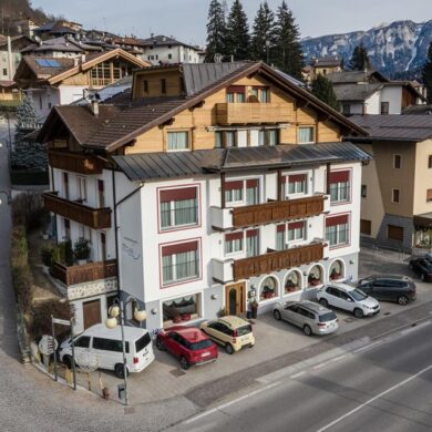 Hotel Eccher ligt aan de hoofdweg in het dorpje Mezzana en direct naast het hotel ligt de skibushalte. Op vertoon van je skipas word je gratis met de skibus naar de lift gebracht. De kamers zijn modern en verzorgd ingericht. De juniorsuites zijn wat ruimer en geschikt voor maximaal 4 personen