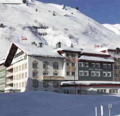 Hotel Edelweiss is een paradijselijk toevluchtsoord voor wintersportliefhebbers in het adembenemende Zürs am Arlberg! Dit hotel belichaamt het ware sportieve karakter van de Alpen. Gelegen op een bevoorrechte locatie