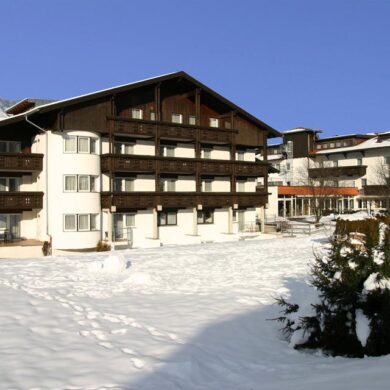 Hotel Edelweiss ligt midden in het centrum van Götzens. In vijf minuten loop je naar de skilift