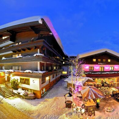 Het luxe Hotel Eva Village ligt midden in het bruisende centrum van Saalbach en op nog geen 50 meter van de lift. De kamers zijn in trendy en modern ingericht en voorzien van tv en comfortabele zithoek. 's Morgens kun je genieten van een uitgebreid en gezond ontbijtbuffet