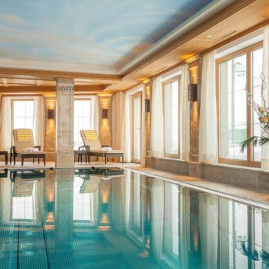 die er alles aan doet om je vakantie compleet te maken. </p><p>Vergeet ook vooral niet een bezoek te brengen aan het wellness center waar je heerlijk kunt ontspannen in de sauna of het stoombad. In het stijlvol ingerichte restaurant kun je 's avonds genieten van culinaire gerechten en een ontspannen sfeer. Na het diner drink je nog een lekker kopje koffie in de hotelbar of