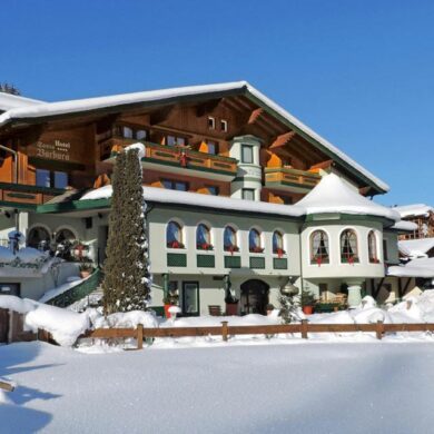 Ontwaak in een wereld van wit! Hotel Garni Santa Barbara in Flachau is de perfecte uitvalsbasis voor jouw wintersportvakantie. Gelegen op een toplocatie